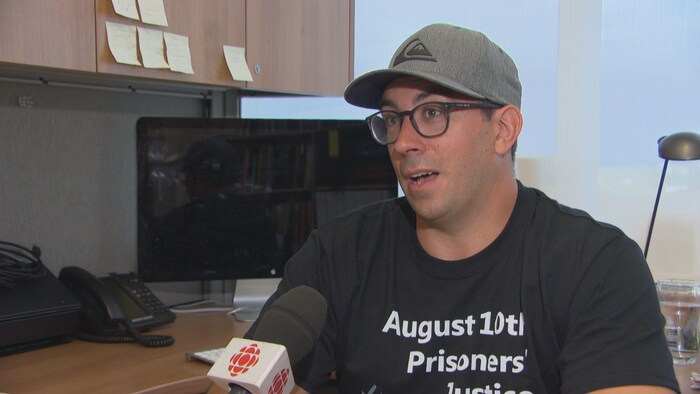 Justin Piché en entrevue dans son bureau.