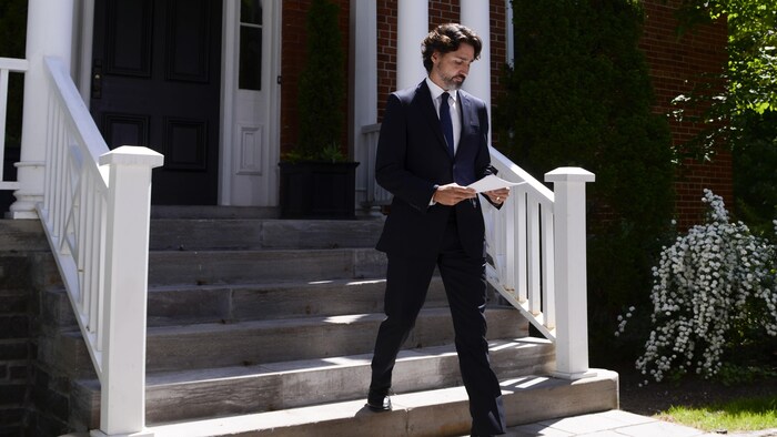 Justin Trudeau descend les marches de sa résidence officielle.