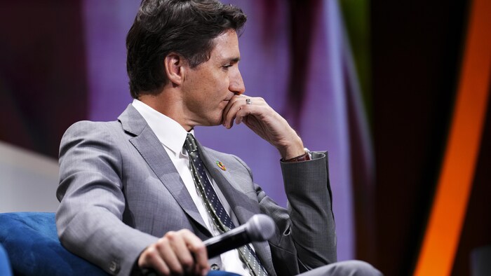 Justin Trudeau regarde le sol.