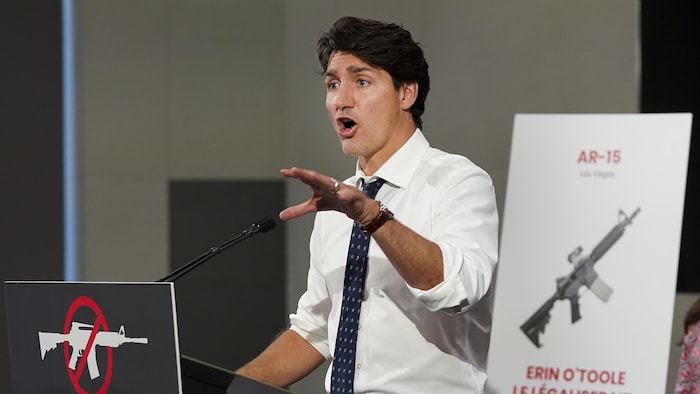 Justin Trudeau lors d'un point de presse sur son programme de contrôle des armes à feu.