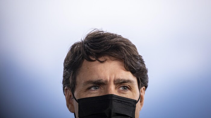 Justin Trudeau portant un masque.