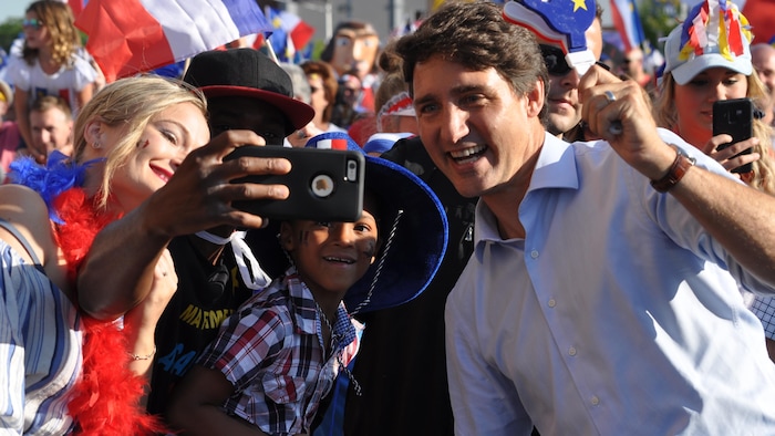 Justin Trudeau célébrant avec des Acadiens. 