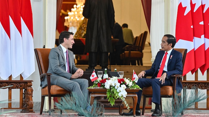 Justin Trudeau and Joko Widodo sit and talk.