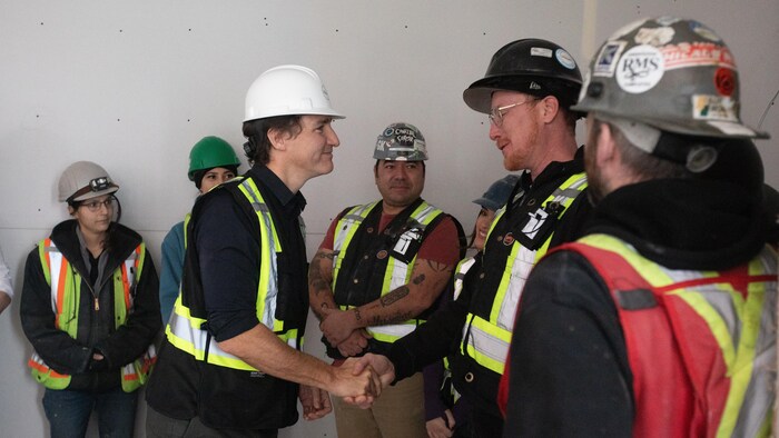 Justin Trudeau serre la main d'un travailleur.