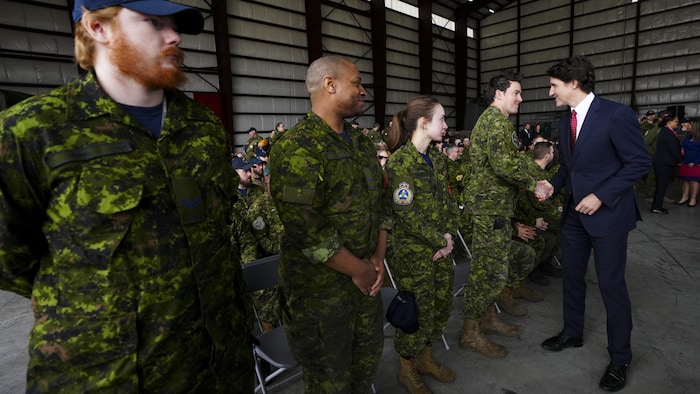Le premier ministre du Canada, Justin Trudeau, saluant des militaires, le 8 avril 2024, sur la base de Trenton en Ontario.