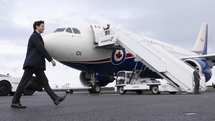 Justin Trudeau marche sur le tarmac vers son avion à l'aéroport d'Ottawa.