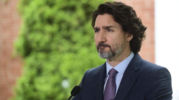 Justin Trudeau donne une conférence de presse à l'extérieur.