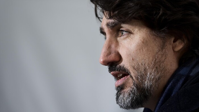 Plan rapproché du visage de Justin Trudeau, de profil.