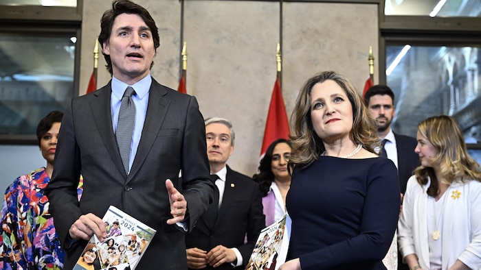 Justin Trudeau et Chrystia Freeland tiennent le document du budget en point de presse.