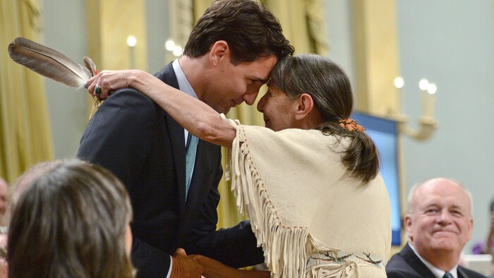 Justin Trudeau serre dans ses bras Evelyn Commanda-Dewache.