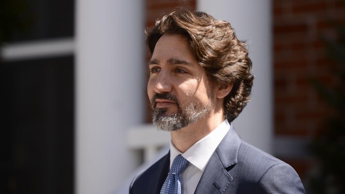 Le premier ministre Justin Trudeau, dehors, durant un point de presse.
