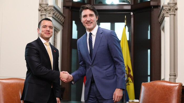 Deux hommes se donnent la main en souriant et en regardant la caméra. Il s'agit du président équatorien Daniel Noboa et du Premier ministre canadien Justin Trudeau après leur rencontre à Ottawa, le 5 mars 2024.