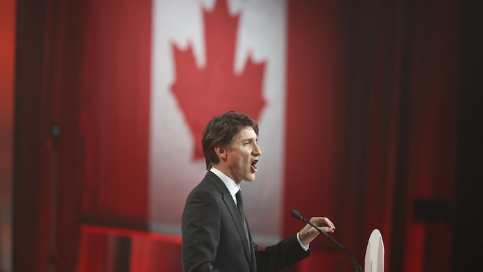 Justin Trudeau parle dans un micro.