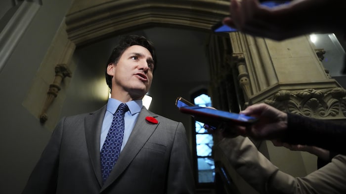 Justin Trudeau en mêlée de presse.