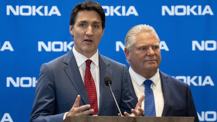 Justin Trudeau et Doug Ford en conférence de presse.