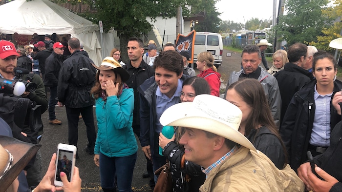 Justin Trudeau prend un bain de foule au Festival western de Saint-Tite en compagnie de sa candidate dans Trois-Rivières, Valérie Renaud-Martin.