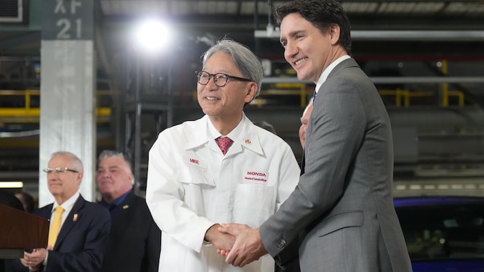 Justin Trudeau serre la main du PDG de Honda, Toshihiro Mibe, lors d'un point de presse à Alliston en Ontario, le 25 avril 2024.