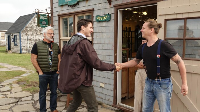 Justin Trudeau à la rencontre des sinistrés madelinots | Radio-Canada