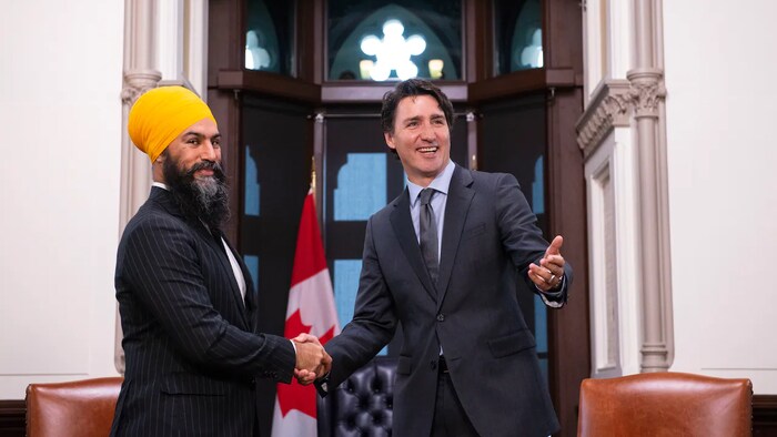 Les deux hommes se serrant la main.
