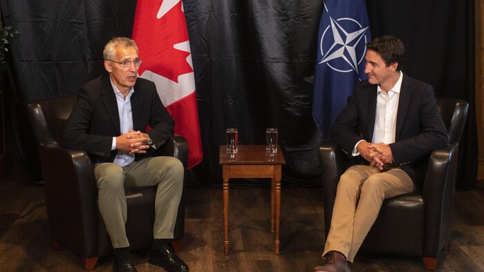 رئيس الحكومة الكندية جوستان ترودو (إلى اليمين) يتحدث مع أمين عام الـ’’ناتو‘‘ ينس ستولتنبرغ. 