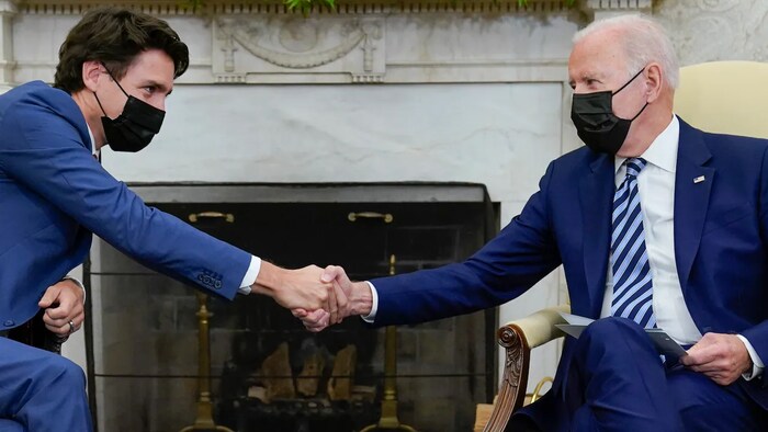 مصافحة بين الرئيس الأميركي جو بايدن (إلى اليمين) ورئيس الحكومة الكندية جوستان ترودو في البيت الأبيض في واشنطن.