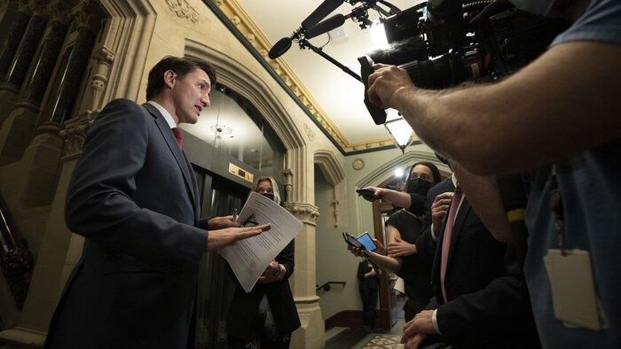 Le premier ministre du Canada devant les micros et les caméras des journalistes.