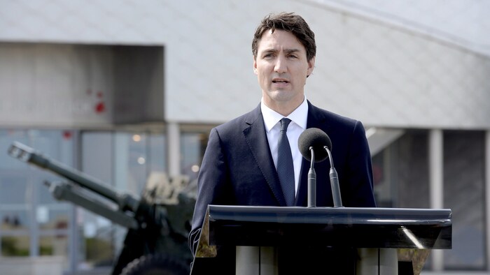 Le premier ministre Justin Trudeau lors d'une conférence de presse à Juno Beach, en Normandie