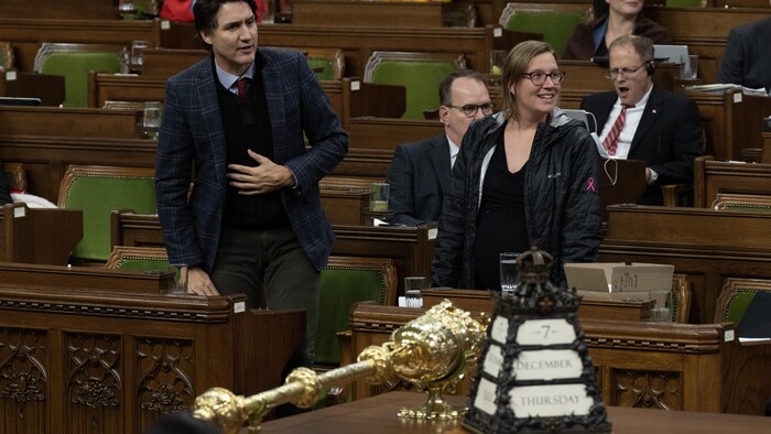 Le premier ministre Justin Trudeau et Karina Gould, leader du gouvernement à la Chambre des communes, se lèvent pour voter sur une motion lors d'une séance marathon, à Ottawa, le vendredi 8 décembre 2023.