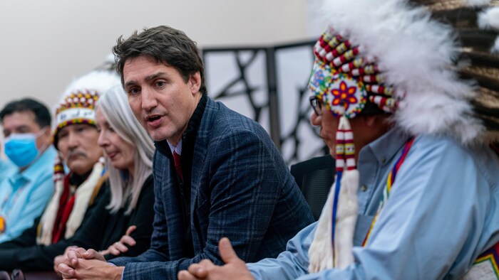 رئيس الحكومة الكندية جوستان ترودو يتحدث إلى قادة السكان الأصليين من أمّة جيمس سميث المنتمية لشعب الكْري من سكان كندا الأصليين في مقاطعة ساسكاتشِوان خلال زيارته محميّتهم في 28 تشرين الثاني (نوفمبر) 2022.