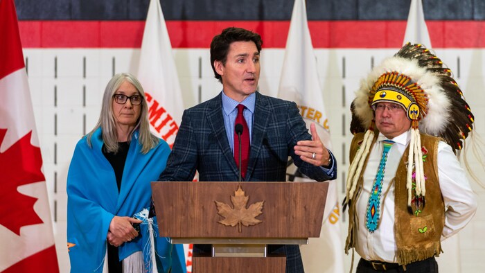 Le premier ministre du Canada, Justin Trudeau, lors d'une conférence de presse avec la ministre fédérale des Services aux Autochtones, Patty Hadju, et le chef de la Nation crie James Smith, Wally Burns, lors d'une visite dans la Première Nation le 28 novembre 2022.