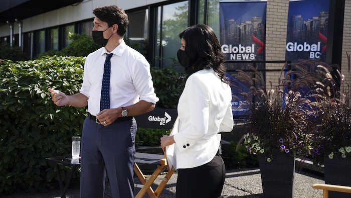 Si Justin Trudeau at ang reporter.
