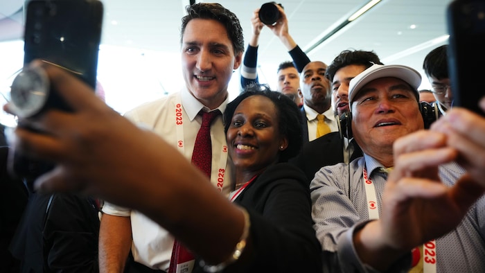 M. Trudeau pose pour une photo avec une femme.