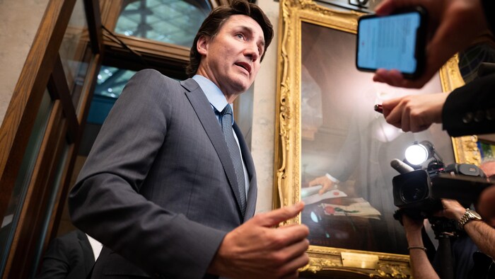 Justin Trudeau devant des micros et caméras.