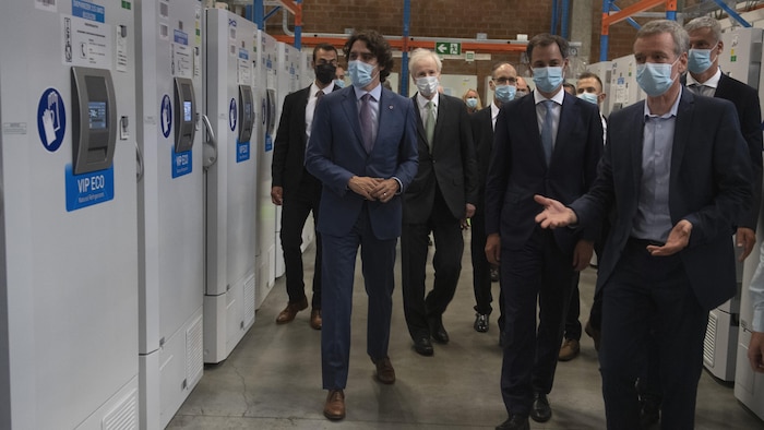 加拿大总理贾斯汀·特鲁多（Justin Trudeau）参观位于布鲁塞尔附近的辉瑞 Pfizer 工厂。