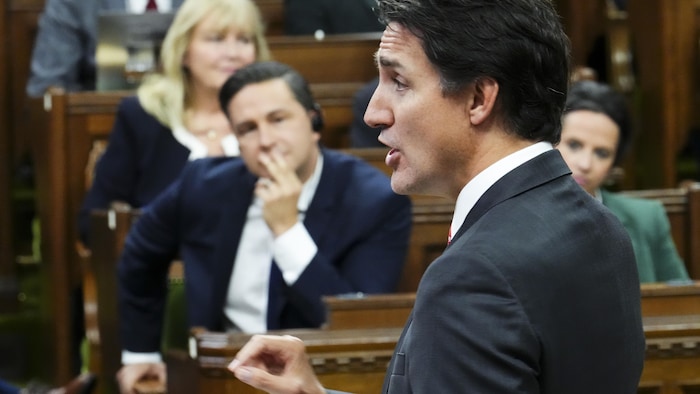 Le premier ministre Justin Trudeau prenant la parole dans la Chambre des communes face au chef du Parti conservateur du Canada, Pierre Poilievre.