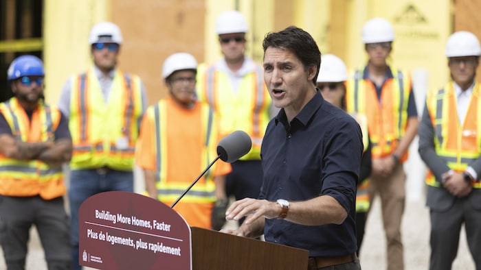 Justin Trudeau en conférence de presse sur un chantier.