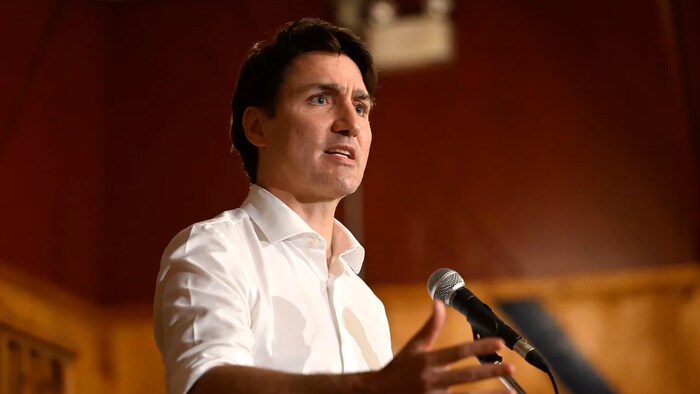 Justin Trudeau nagsasalita sa mikropono.