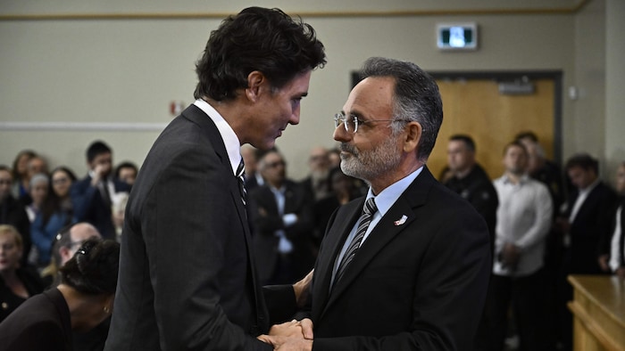 مصافحة بين رئيس الحكومة الكندية جوستان ترودو (إلى اليسار) وسفير إسرائيل لدى كندا إيدو معيد خلال تجمع نظّمه ’’الاتحاد اليهودي في أوتاوا‘‘ في 9 تشرين الأول (أكتوبر) 2023.