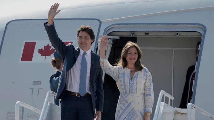 Justin Trudeau et Sophie Grégoire à leur descente d'avion.