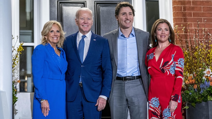Cuatro personas posan en la escalinata de la residencia del Primer Ministro, Rideau Cottage, en Ottawa.