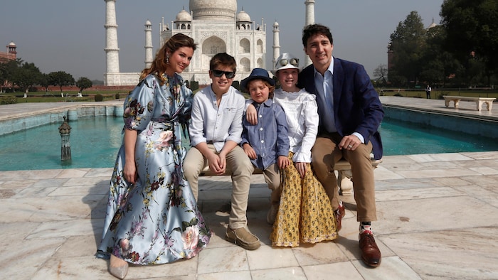 رئيس الحكومة الكندية جوستان ترودو وزوجته صوفي غريغوار وأولادهما الثلاثة في صورة تذكارية أمام ضريح تاج محل في الهند في 18 شباط (فبراير) 2018. 