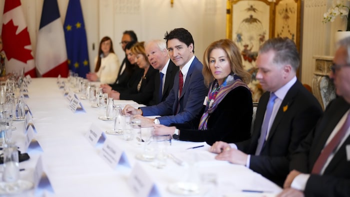 Justin Trudeau est assis à une table aux côtés d'autres convives le 9 février 2025.