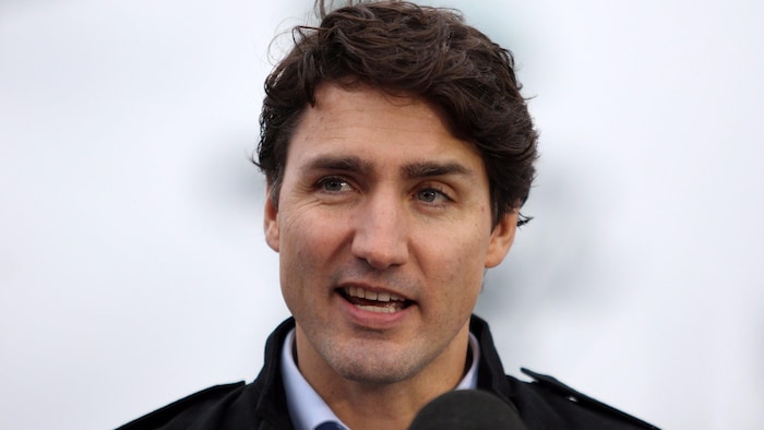 Justin Trudeau avec les Forces armées canadiennes sur l'île de Vancouver 