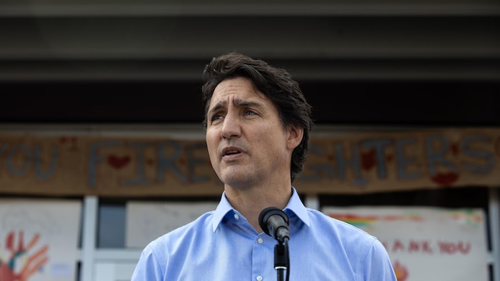 Le premier ministre Justin Trudeau devant une caserne de pompiers à West Kelowna, en Colombie-Britannique, vendredi 25 août 2023. 