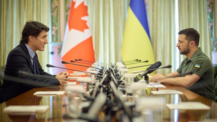 Le président ukrainien Volodymyr Zelensky et le premier ministre canadien Justin Trudeau participent à une réunion en tête-à-tête, à Kiev, en Ukraine, le 10 juin 2023.