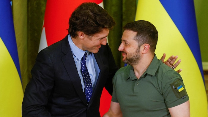 Justin Trudeau et Volodymyr Zelensky se serrent la main en souriant lors d'une conférence de presse.
