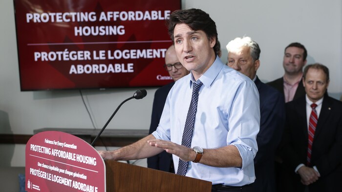 Justin Trudeau s'adresse aux médias lors d'une conférence de presse sur le logement abordable à Winnipeg, le jeudi 4 avril 2024.