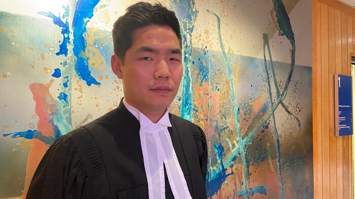 Me Justin Wee, avocat, est debout pour se faire prendre en photo.