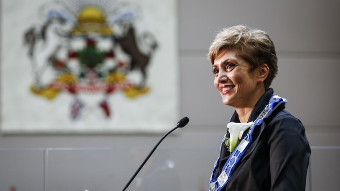 Jyoti Gondek lors de son assermentation en tant que mairesse de Calgary, le lundi 25 octobre 2021.