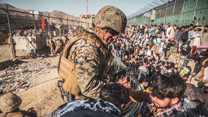 L'évacuation de milliers de personnes à l'aéroport Hamid Karzai de Kaboul.